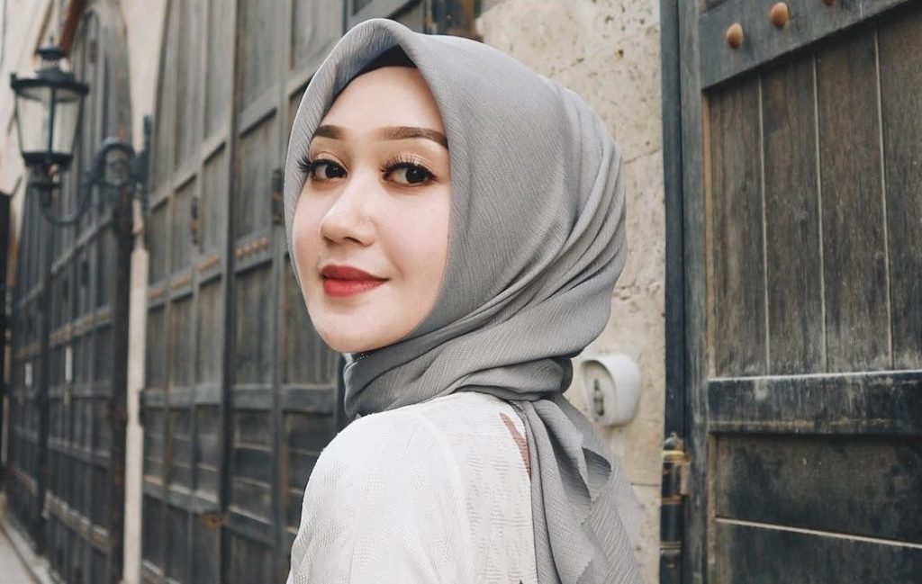 6 Cara Mudah Memakai Hijab Pashmina ala Dian Pelangi Fappin